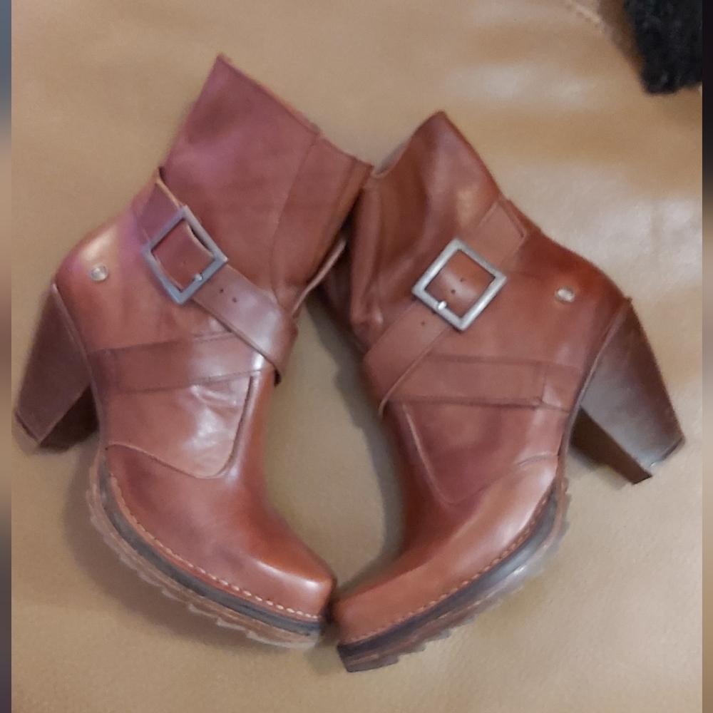 Neosens Chelva heeled ankle booties